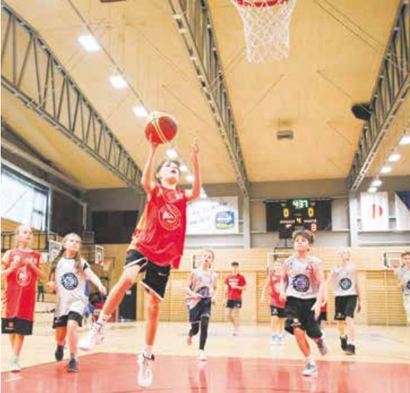 Děti při basketbalovém zápase