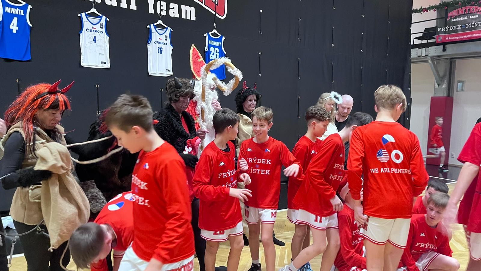Děti z Basketpointu Frýdek-Místek v hale