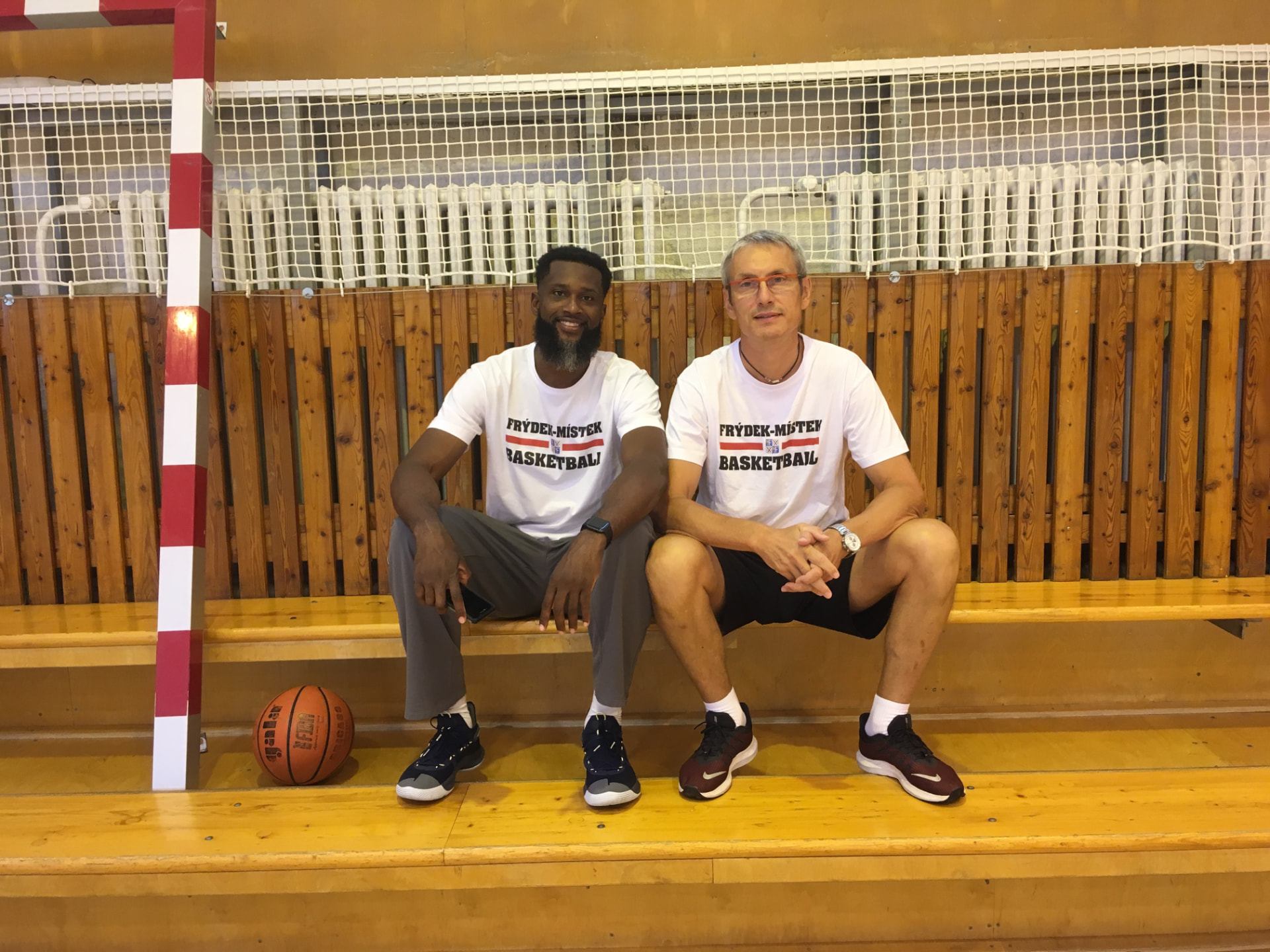 Zdeněk Navrátil s trenérem v hale Frýdek-Místek Basketball